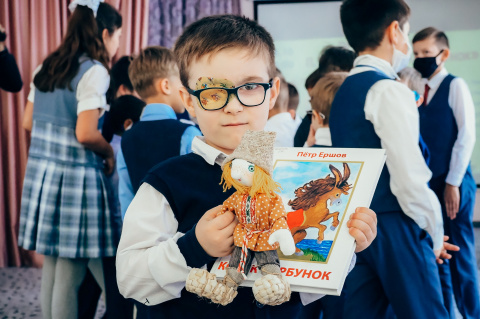 В Тюмени презентовали издание сказки «Конек-Горбунок» для слабовидящих детей 