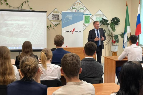 Владимир Нефедьев провел парламентский урок для старшеклассников 