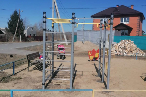 В селе Ярково установлен новый детский спортивный комплекс