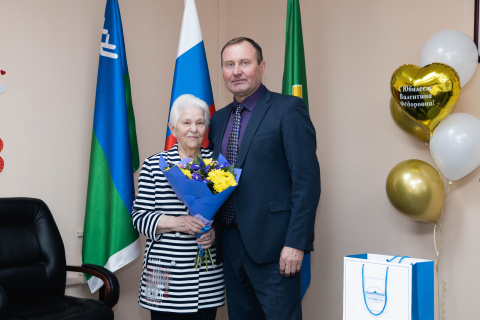 Валерий Голодюк поздравил с юбилеем почетного гражданина Сургутского района Валентину Кошкарову