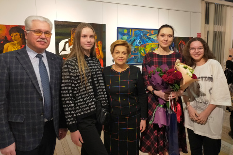 Инна Лосева приняла участие в открытии выставки картин жительницы Когалыма 
