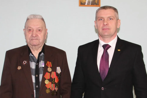 Александр Чепик в преддверии наступающего Дня Победы поздравил ветерана и участника Великой Отечественной войны