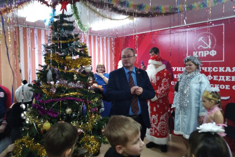 Юрий Юхневич организовал новогодний утренник для детей