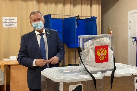 Владимир Нефедьев проголосовал по поправкам в Конституцию Российской Федерации