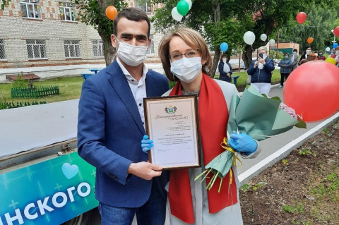Сергей Морев поздравил сотрудников областной психиатрической больницы и «Градостроителя» с Днем медработника