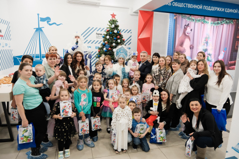 Первая елка собрала в Штабе общественной поддержки «Единой России» семьи участников СВО