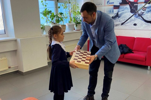 Денис Ващенко вручил юным таркосалинцам шахматы с автографом  чемпиона