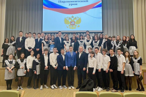 Артем Зайцев провел парламентский урок в ишимской школе