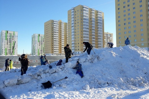 По инициативе Юрия Юхневича жители Тобольска вышли на строительство ледяной горки