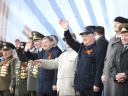 Губернатор Тюменской области Якушев В.В. и председатель областной Думы Корепанов С.Е. на трибуне с ветеранами во время празднования Дня Победы.