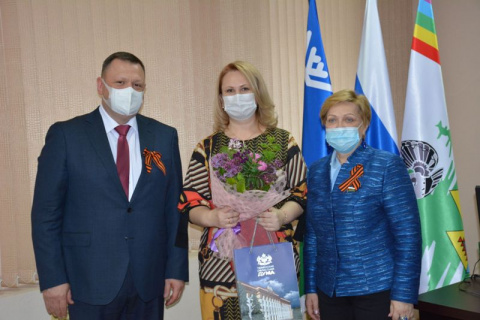 Инна Лосева поздравила сотрудников скорой помощи в Радужном