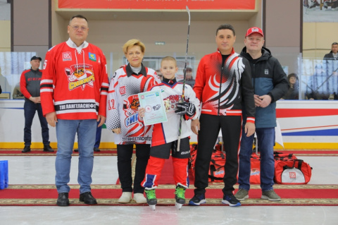 Инна Лосева посетила VIII открытый турнир по хоккею имени А.В. Корунова в Лангепасе 