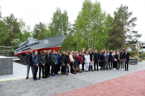 Члены Общественной молодежной палаты почтили память краснофлотцев, воевавших с немецко-фашистскими захватчиками на тюменских торпедных катерах