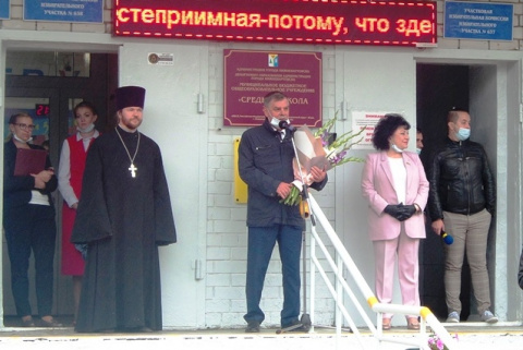 Вячеслав Танкеев поздравил с Днем знаний педагогов и учеников нижневартовской средней школы