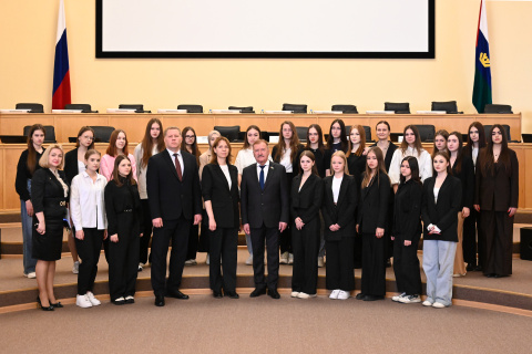 Владимир Нефедьев провёл парламентский урок, посвященный 30-летию образования Тюменской областной думы