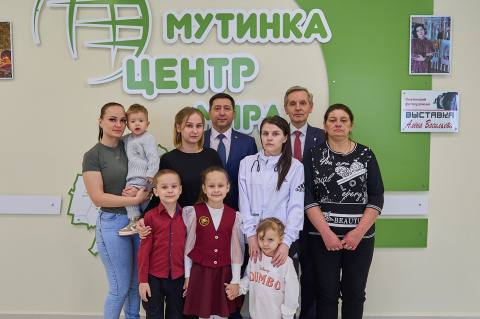 Андрей Артюхов в Омутинском районе поздравил с 8 Марта жен участников СВО