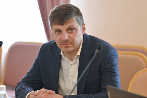 Иван Левченко вручает награды областного парламента