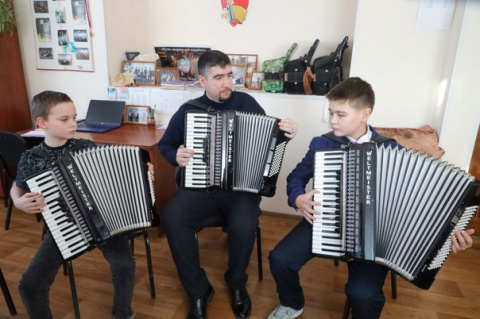 Иван Вершинин подарил новый аккордеон «Детской школе искусств» Ишима