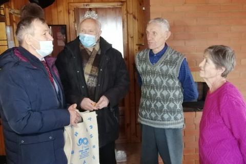 Фуат Сайфитдинов поздравил ветеранов Ямала с 90-летием округа и вручил подарки от губернатора