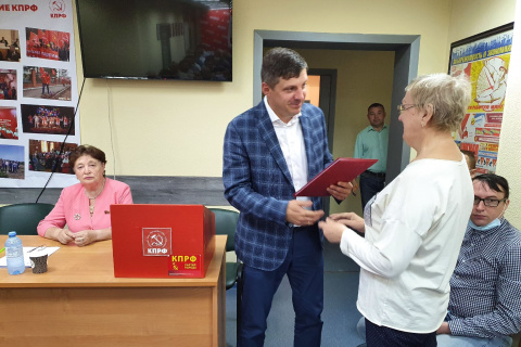 Иван Левченко  вручил Благодарственное письмо Тюменской областной Думы