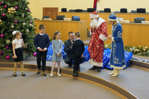 Юрий Баранчук организовал новогодний праздник для детей из многодетных семей и детей участников СВО