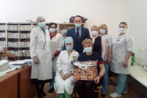 Медицинские работники получили подарки от Виктора Рейна