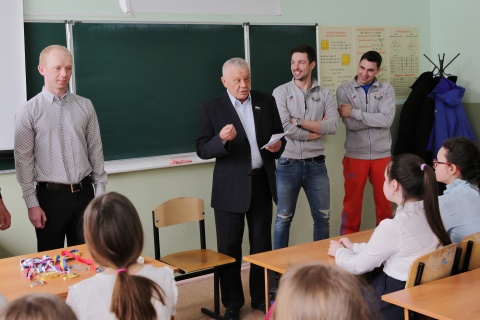Владимир Столяров и тюменские паралимпийцы провели «Урок доброты» для ребят из школы № 7
