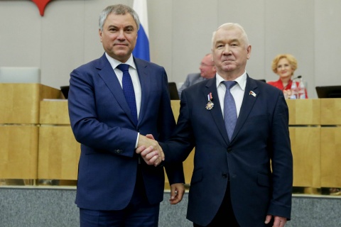 Вячеслав Володин наградил Сергея Корепанова за заслуги в развитии парламентаризма