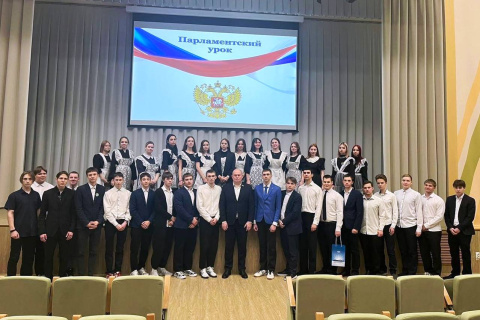 Артем Зайцев провел парламентский урок в ишимской средней общеобразовательной школе № 4