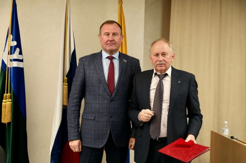 Валерий Голодюк вручил Почётную грамоту Тюменской областной думы директору Сургутского хлебозавода 