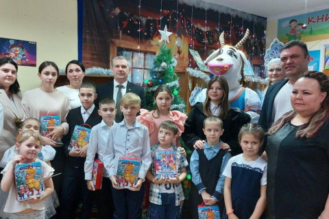 Александр Чепик поздравил детей мобилизованных из села Аромашево с наступающим Новым годом