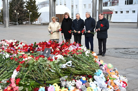 Депутаты Тюменской областной думы возложили цветы в память о жертвах теракта в Подмосковье