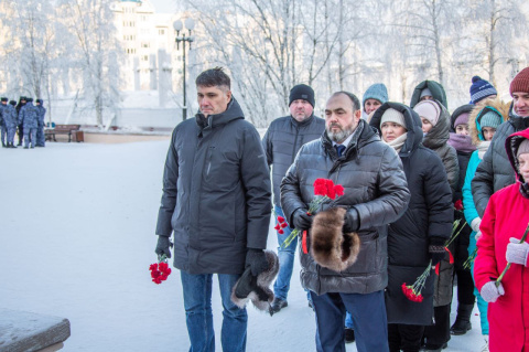 Владимир Пушкарев принял участие в возложении цветов к монументу скорбящей матери в Садехарде
