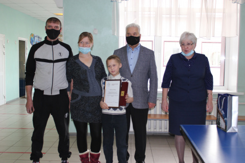 Александр Крупин вручил награду школьнику, отличившемуся на тушении пожара