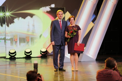 Андрей Артюхов вручил заслуженные награды лучшим работникам нефтяной и газовой промышленности региона