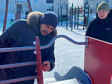 Денис Ващенко проверил содержание детских площадок Тарко-Сале