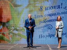 Виктор Рейн и Елена Кашкарова приняли участие в праздновании Дня социального работника в тюменском центре «Семья»