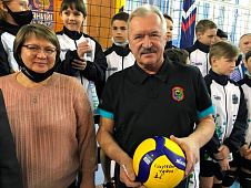 Владимир Нефедьев вручил комплект новой спортивной формы ученикам спортивного класса школы №2 Нягани