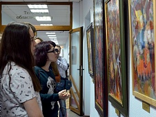 В областном парламенте открылась выставка известного российского художника Евгения Корнильцева-Быстринского