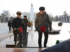 Сергей Корепанов принял участие в церемонии возложения цветов погибшим защитникам Отечества