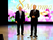 Сергей Корепанов и Фуат Сайфитдинов поздравили женщин с 8 Марта в ДК «Торфяник»
