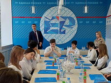 Андрей Лазарев рассказал школьникам об истории Конституции РФ