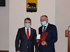 Владимир Ермолаев вручил награды Тюменской области выдающимся нефтеюганцам