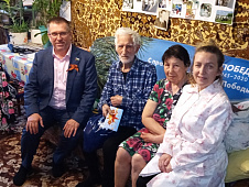 Юрий Баранчук накануне 9 Мая и в праздничные дни встретился с ветеранами