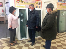 Вячеслав Танкеев контролирует ремонтные работы в нижневартовской средней школе №42