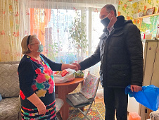 Николай Токарчук в рамках волонтерской деятельности навестил тюменскую пенсионерку