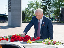 Сергей Корепанов принял участие в торжественной церемонии возложения цветов на мемориальном комплексе «Вечный огонь»