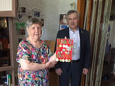 Сергей Медведев поздравил ветеранов поселка Матмасы с наступающим праздником Великой Победы 