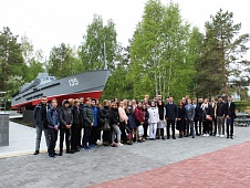 Члены Общественной молодежной палаты и учащиеся восьмых классов тюменской школы №15 посетили мемориальный комплекс в сквере Петра Потапова