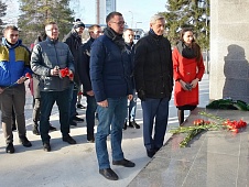 Андрей Артюхов и представители Общественной молодежной палаты почтили память краснофлотцев, воевавших на тюменских торпедных катерах